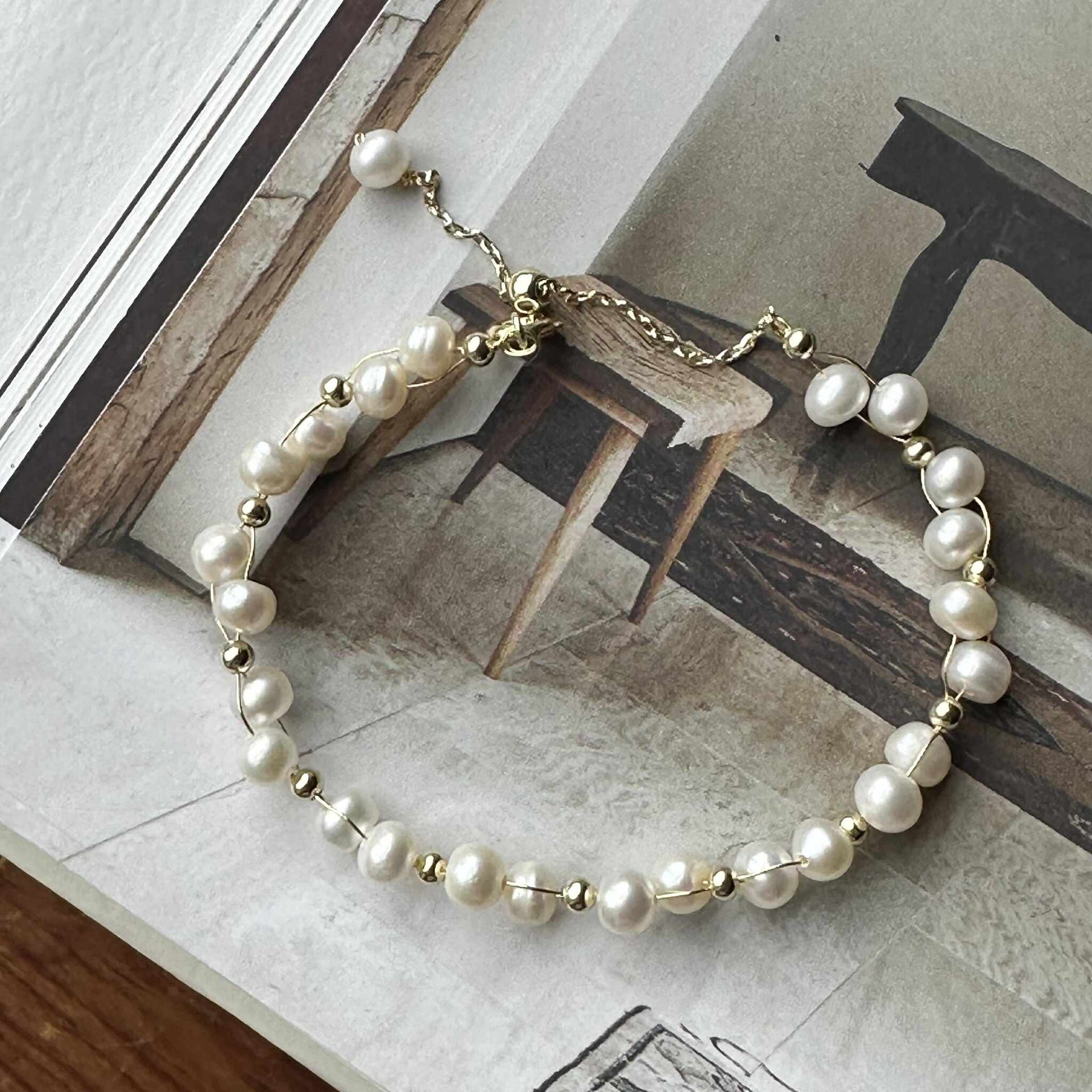 Armband Miko - med äkta sötvattenspärlor